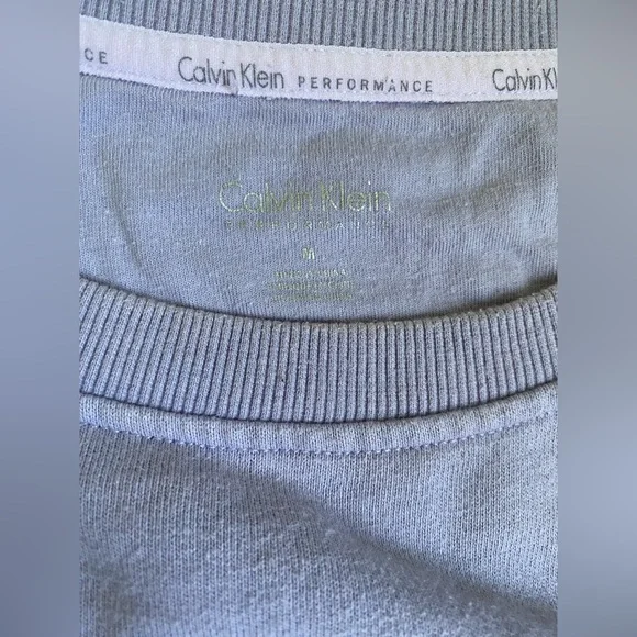 Calvin Klein women’s Light Lavender Crewneck Sweatshirt Size M ( small defect) - Picture 4 of 12